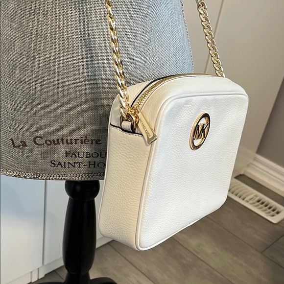 Michael Kors NWOT White Fultan Large Pebbled Leather Crossbody Bag Gold Accent - Picture 3 of 14